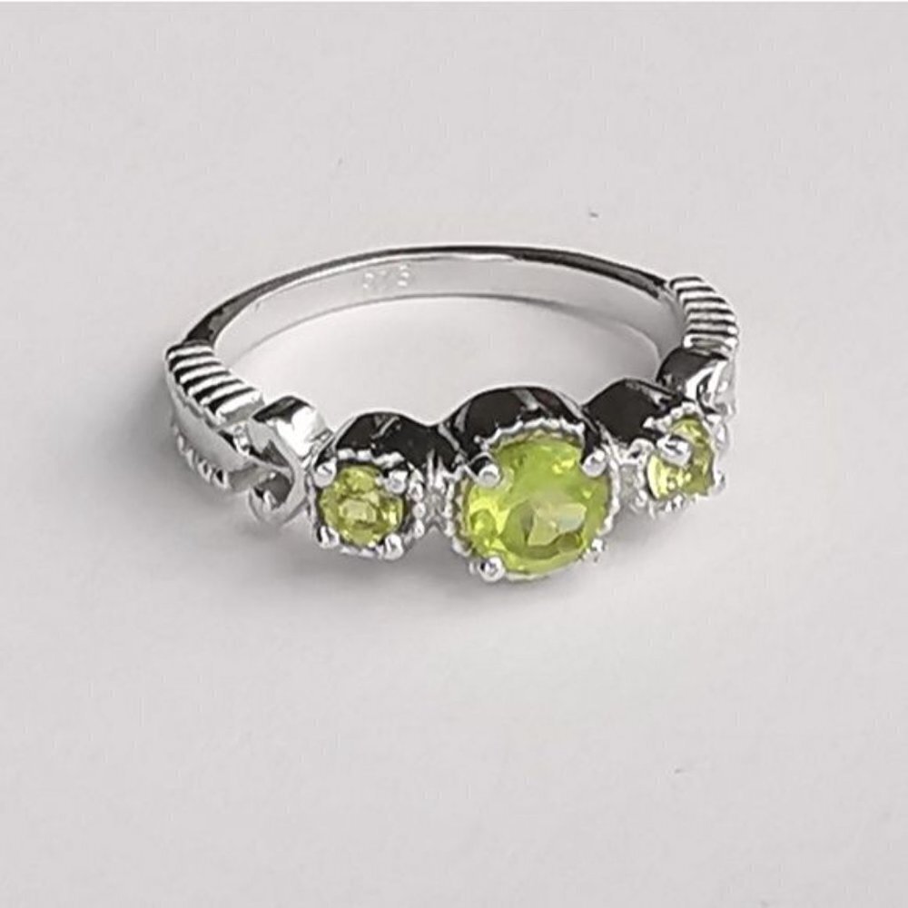 Apple Green Peridot 3 gemstone ring  sterling silver size 7 🆕